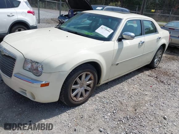 ✅ 2010 Chrysler 300 C Hemi • VIN: 2C3CA6CT6AH114461 • Лот: 41779993. Опубликован ранее на IAAI с пробегом 126 898 миль. Бесплатный доступ к архиву аукционных продаж из США и подробный отчёт об истории автомобиля на DreamBid. Изображение 2.