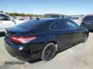 2019 Toyota Camry LE z VIN 4T1B11HK1KU250470, wystawiony jako Copart lot #85004265 z przebiegiem 132 733 mil mil oraz Czysty tytuł • Clean title. Historia ofert i sprzedaży dostępna na DreamBid. Obrazek 3.