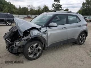 ✅ 2022 Hyundai Venue SEL • VIN: KMHRC8A38NU159883 • Lot: 76545994. Wystawiony na Copart z przebiegiem Nie podano. Bezpłatny archiwum sprzedaży aukcyjnych z USA i szczegółowy raport historii pojazdu na DreamBid. Zdjęcie 1.