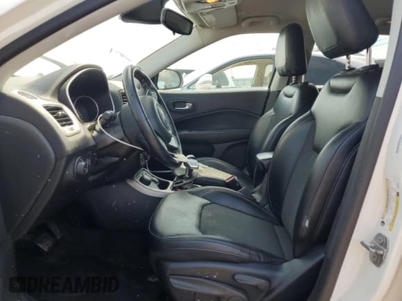 ✅ 2019 Jeep Compass Latitude • VIN: 3C4NJDBB4KT690639 • Lot: 65520185. Wystawiony na Copart z przebiegiem 77 257 mil. Bezpłatny archiwum sprzedaży aukcyjnych z USA i szczegółowy raport historii pojazdu na DreamBid. Zdjęcie 7.