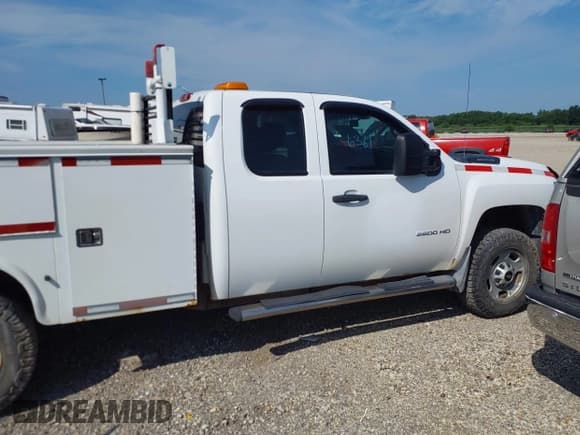 ✅ 2013 Chevrolet Silverado 2500HD • VIN: 1GB2KVCG3DZ319164 • Lot: 42796361. Wystawiony na IAAI z przebiegiem 267 872 mil. Bezpłatny archiwum sprzedaży aukcyjnych z USA i szczegółowy raport historii pojazdu na DreamBid. Zdjęcie 13.
