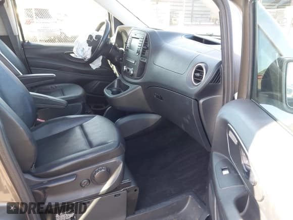 ✅ 2019 Mercedes-Benz Metris Passenger • VIN: WD4PG2EE3K3523210 • Lot: 41690328. Wystawiony na IAAI z przebiegiem 57 748 mil. Bezpłatny archiwum sprzedaży aukcyjnych z USA i szczegółowy raport historii pojazdu na DreamBid. Zdjęcie 5.