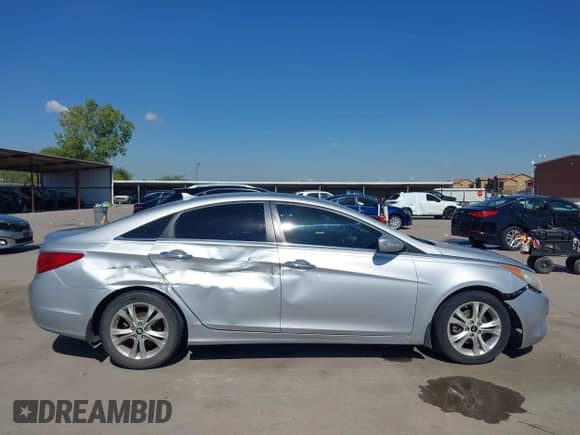 2013 Hyundai Sonata SE z VIN 5NPEC4AC1DH786882, wystawiony jako IAAI lot #43387867 z przebiegiem 113 121 mil mil oraz . Historia ofert i sprzedaży dostępna na DreamBid. Obrazek 13.