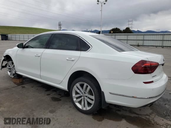 ✅ 2018 Volkswagen Passat SE • VIN: 1VWBA7A32JC021694 • Lot: 57619625. Wystawiony na Copart z przebiegiem 113 172 mil. Bezpłatny archiwum sprzedaży aukcyjnych z USA i szczegółowy raport historii pojazdu na DreamBid. Zdjęcie 2.
