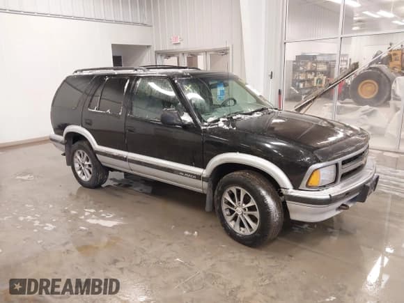 ✅ 1996 Chevrolet Blazer • VIN: 1GNDT13W2T2140730 • Lot: 41552544. Wystawiony na IAAI z przebiegiem 241 695 mil. Bezpłatny archiwum sprzedaży aukcyjnych z USA i szczegółowy raport historii pojazdu na DreamBid. Zdjęcie 1.