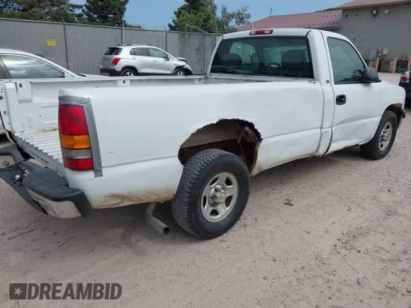 ✅ 2000 Chevrolet Silverado 1500 • VIN: 1GCEC14W8YZ321924 • Lot: 43156206. Wystawiony na IAAI z przebiegiem 134 081 mil mil. Skorzystaj z bezpłatnego archiwum sprzedaży aukcyjnych z USA i zobacz szczegółowy raport historii pojazdu na DreamBid. Zdjęcie 4.