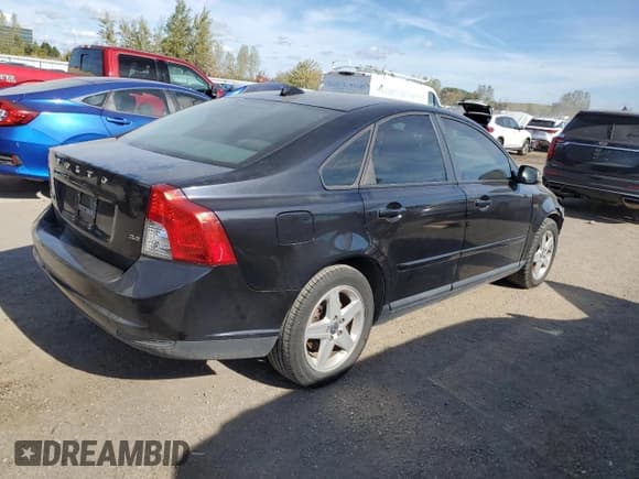 ✅ 2010 Volvo S40 • VIN: YV1382MS4A2493100 • Лот: 85912305. Опубликован ранее на Copart с пробегом 201 204 миль. Бесплатный доступ к архиву аукционных продаж из США и подробный отчёт об истории автомобиля на DreamBid. Изображение 3.