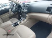 ✅ 2012 Toyota Highlander • VIN: 5TDZK3EH7CS065673 • Lot: 42481290. Wystawiony na IAAI z przebiegiem 64 495 mil. Bezpłatny archiwum sprzedaży aukcyjnych z USA i szczegółowy raport historii pojazdu na DreamBid. Zdjęcie 5.