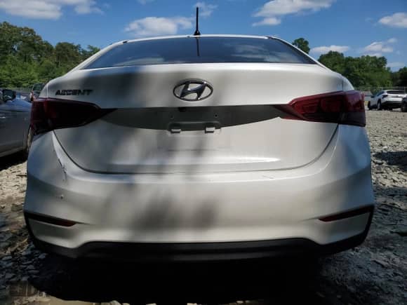 2021 Hyundai Accent SE z VIN 3KPC24A61ME132182, wystawiony jako Copart lot #61702334 z przebiegiem 46 742 mil mil oraz Szkoda całkowita • Salvage title. Historia ofert i sprzedaży dostępna na DreamBid. Obrazek 6.