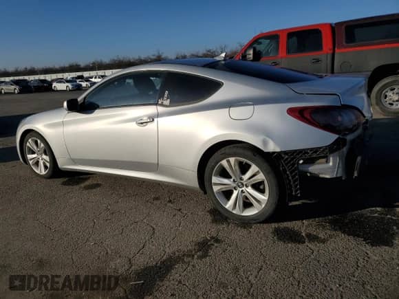 2010 Hyundai Genesis Coupe Premium z VIN KMHHT6KD0AU004424, wystawiony jako Copart lot #89006215 z przebiegiem 128 992 mil mil oraz Szkoda całkowita • Salvage title. Historia ofert i sprzedaży dostępna na DreamBid. Obrazek 2.