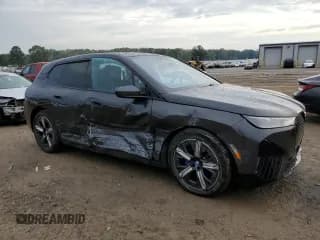 ✅ 2022 BMW iX xDrive50 • VIN: WB523CF05NCK47671 • Lot: 69265573. Wystawiony na Copart z przebiegiem 13 090 mil. Bezpłatny archiwum sprzedaży aukcyjnych z USA i szczegółowy raport historii pojazdu na DreamBid. Zdjęcie 4.