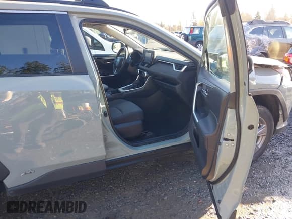 ✅ 2022 Toyota RAV4 Hybrid XLE • VIN: 4T3RWRFVXNU051599 • Lot: 43699947. Wystawiony na IAAI z przebiegiem 43 533 mil. Bezpłatny archiwum sprzedaży aukcyjnych z USA i szczegółowy raport historii pojazdu na DreamBid. Zdjęcie 5.