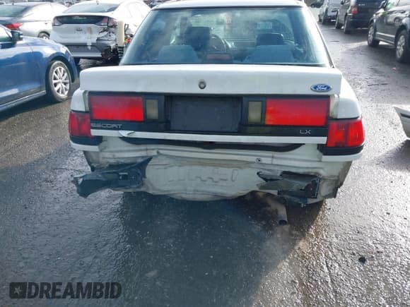 ✅ 1993 Ford Escort • VIN: 3FAPP13J9PR205353 • Lot: 41837169. Listed on IAAI with 4,016 mi. Free auction sales archive from the USA and detailed vehicle history report at DreamBid. Image 6.