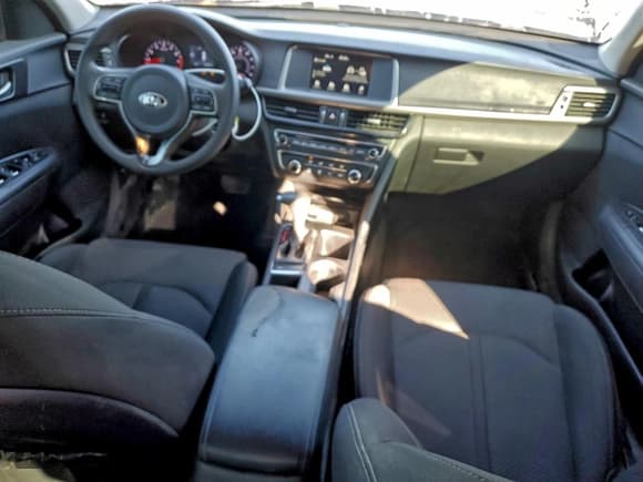 ✅ 2018 Kia Optima S • VIN: 5XXGT4L3XJG226016 • Lot: 96478235. Wystawiony na Copart z przebiegiem 136 251 mil. Bezpłatny archiwum sprzedaży aukcyjnych z USA i szczegółowy raport historii pojazdu na DreamBid. Zdjęcie 8.