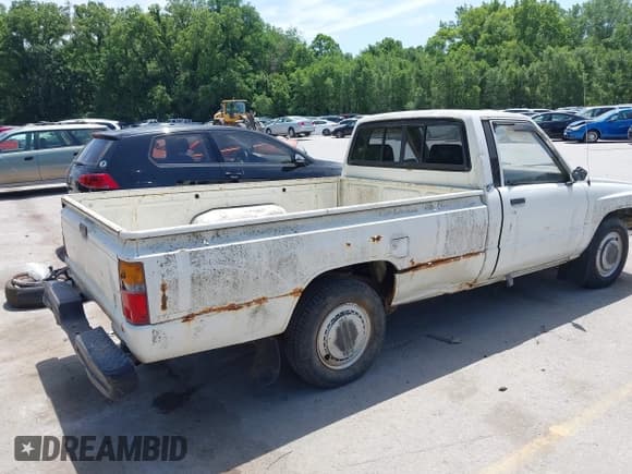 ✅ 1986 Toyota Pickup • VIN: JT4RN55R8G0177256 • Лот: 42560540. Опубликован ранее на IAAI с пробегом 304 700 миль. Бесплатный доступ к архиву аукционных продаж из США и подробный отчёт об истории автомобиля на DreamBid. Изображение 4.