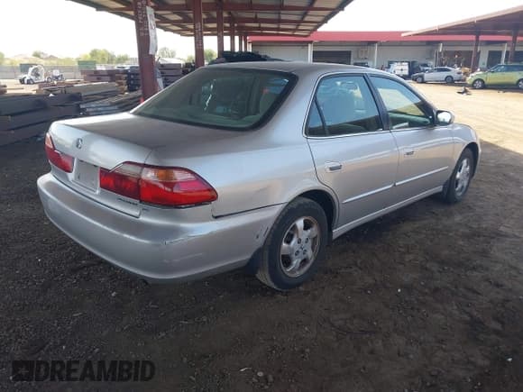 ✅ 1998 Honda Accord EX • VIN: 1HGCG5552WA158659 • Lot: 42937411. Listed on IAAI with 298,226 mi. Free auction sales archive from the USA and detailed vehicle history report at DreamBid. Image 4.