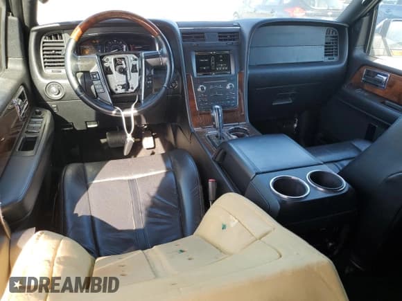 ✅ 2015 Lincoln Navigator • VIN: 5LMJJ3HTXFEJ01410 • Lot: 87282475. Wystawiony na Copart z przebiegiem 302 047 mil. Bezpłatny archiwum sprzedaży aukcyjnych z USA i szczegółowy raport historii pojazdu na DreamBid. Zdjęcie 8.