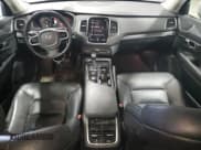 ✅ 2020 Volvo XC90 Momentum • VIN: YV4A221K7L1565240 • Lot: 64502595. Wystawiony na Copart z przebiegiem 77 802 mil. Bezpłatny archiwum sprzedaży aukcyjnych z USA i szczegółowy raport historii pojazdu na DreamBid. Zdjęcie 8.