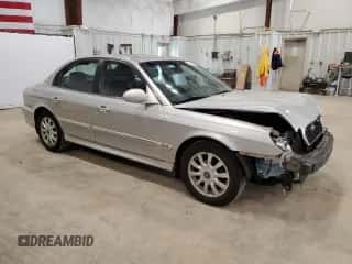 2003 Hyundai Sonata GLS z VIN KMHWF35H63A897263, wystawiony jako Copart lot #52304565 z przebiegiem 112 708 mil mil oraz Nie do naprawy • Non repairable. Historia ofert i sprzedaży dostępna na DreamBid. Obrazek 4.