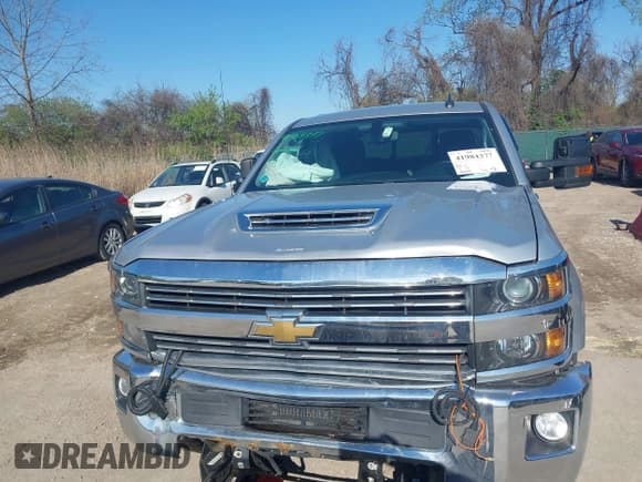 ✅ 2017 Chevrolet Silverado 2500HD LT • VIN: 1GC1KVEY7HF169306 • Lot: 41984377. Wystawiony na IAAI z przebiegiem 198 184 mil. Bezpłatny archiwum sprzedaży aukcyjnych z USA i szczegółowy raport historii pojazdu na DreamBid. Zdjęcie 12.