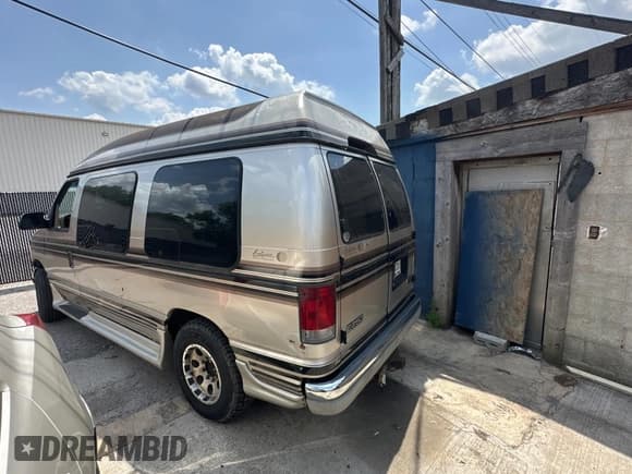 ✅ 2002 Ford Econoline Cargo Recreational • VIN: 1FDPE24L52HB75294 • Lot: 61638095. Wystawiony na Copart z przebiegiem 184 578 mil. Bezpłatny archiwum sprzedaży aukcyjnych z USA i szczegółowy raport historii pojazdu na DreamBid. Zdjęcie 3.