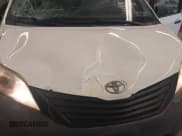 ✅ 2013 Toyota Sienna L • VIN: 5TDZK3DC4DS326541 • Lot: 42861022. Wystawiony na IAAI z przebiegiem 304 238 mil. Bezpłatny archiwum sprzedaży aukcyjnych z USA i szczegółowy raport historii pojazdu na DreamBid. Zdjęcie 6.