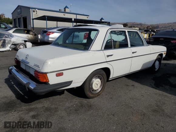 ✅ 1976 Mercedes-Benz 240 • VIN: 11511710128995 • Lot: 79041254. Wystawiony na Copart z przebiegiem 63 356 mil. Bezpłatny archiwum sprzedaży aukcyjnych z USA i szczegółowy raport historii pojazdu na DreamBid. Zdjęcie 3.