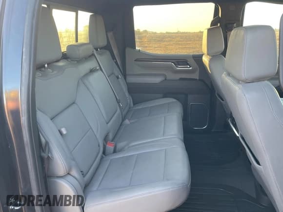 ✅ 2024 GMC Sierra 1500 SLT • VIN: 3GTUUDED1RG128216 • Lot: 88815895. Wystawiony na Copart z przebiegiem 11 379 mil. Bezpłatny archiwum sprzedaży aukcyjnych z USA i szczegółowy raport historii pojazdu na DreamBid. Zdjęcie 6.