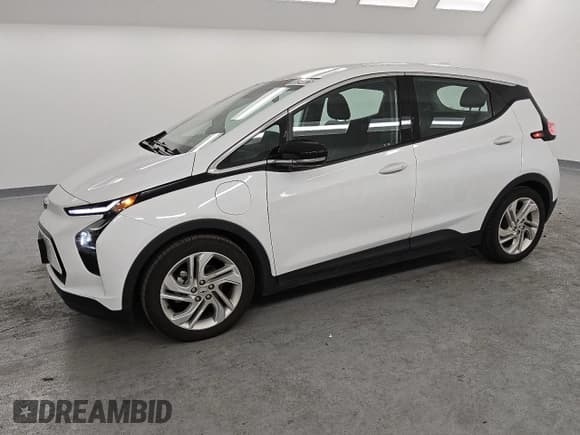 ✅ 2023 Chevrolet Bolt EV 1LT • VIN: 1G1FW6S07P4180808 • Лот: 46594025. Опубликован ранее на Copart с пробегом 28 098 миль. Бесплатный доступ к архиву аукционных продаж из США и подробный отчёт об истории автомобиля на DreamBid. Изображение 1.