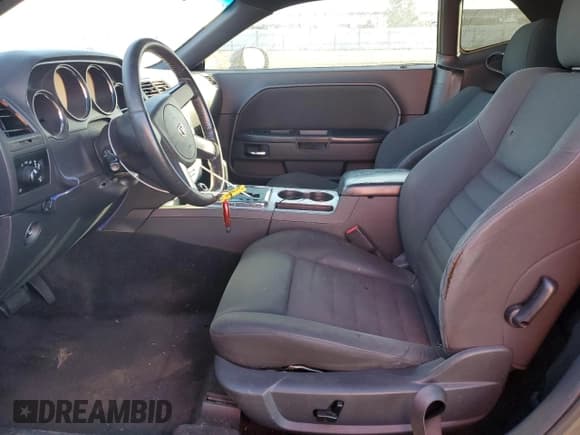 ✅ 2009 Dodge Challenger SE • VIN: 2B3LJ44V69H641073 • Lot: 81089774. Wystawiony na Copart z przebiegiem 173 632 mil. Bezpłatny archiwum sprzedaży aukcyjnych z USA i szczegółowy raport historii pojazdu na DreamBid. Zdjęcie 7.