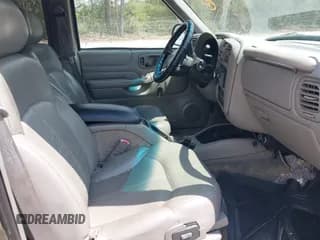 ✅ 2001 Chevrolet Blazer LT • VIN: 1GNCS13W012194734 • Lot: 41940346. Wystawiony na IAAI z przebiegiem 153 252 mil. Bezpłatny archiwum sprzedaży aukcyjnych z USA i szczegółowy raport historii pojazdu na DreamBid. Zdjęcie 5.