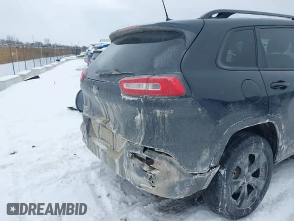 ✅ 2016 Jeep Cherokee Limited • VIN: 1C4PJMDB6GW331557 • Lot: 41601297. Wystawiony na IAAI z przebiegiem 175 562 mil. Bezpłatny archiwum sprzedaży aukcyjnych z USA i szczegółowy raport historii pojazdu na DreamBid. Zdjęcie 6.