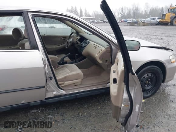 ✅ 1998 Honda Accord LX • VIN: 1HGCG5645WA033628 • Лот: 43864348. Опубликован ранее на IAAI с пробегом 226 932 миль. Бесплатный доступ к архиву аукционных продаж из США и подробный отчёт об истории автомобиля на DreamBid. Изображение 5.