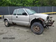 ✅ 2003 Chevrolet S-10 LS • VIN: 1GCDT19X738148215 • Лот: 56458385. Опубликован ранее на Copart с пробегом Не указан. Бесплатный доступ к архиву аукционных продаж из США и подробный отчёт об истории автомобиля на DreamBid. Изображение 4.