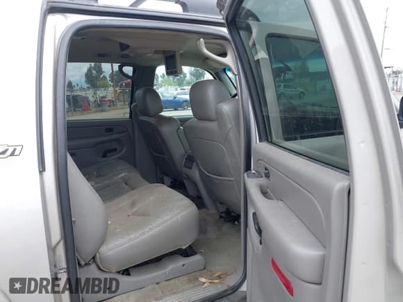 ✅ 2004 Chevrolet Suburban LS • VIN: 3GNFK16Z04G134581 • Лот: 41928119. Опубликован ранее на IAAI с пробегом 300 725 миль. Бесплатный доступ к архиву аукционных продаж из США и подробный отчёт об истории автомобиля на DreamBid. Изображение 8.