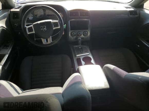 ✅ 2013 Dodge Challenger SXT • VIN: 2C3CDYAGXDH545513 • Lot: 71287324. Wystawiony na Copart z przebiegiem 205 279 mil. Bezpłatny archiwum sprzedaży aukcyjnych z USA i szczegółowy raport historii pojazdu na DreamBid. Zdjęcie 8.