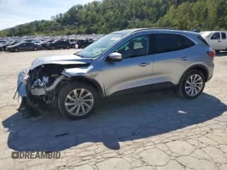 ✅ 2022 Ford Escape Titanium • VIN: 1FMCU9J96NUA29145 • Lot: 84993915. Wystawiony na Copart z przebiegiem 44 860 mil. Bezpłatny archiwum sprzedaży aukcyjnych z USA i szczegółowy raport historii pojazdu na DreamBid. Zdjęcie 1.