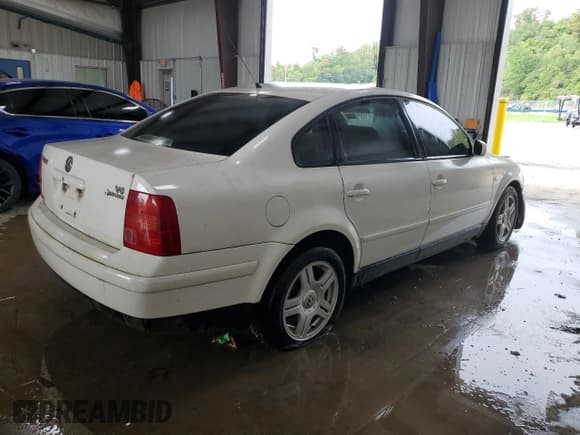 ✅ 2000 Volkswagen Passat • VIN: WVWUH23B7YE334348 • Lot: 65120385. Wystawiony na Copart z przebiegiem Nie podano. Bezpłatny archiwum sprzedaży aukcyjnych z USA i szczegółowy raport historii pojazdu na DreamBid. Zdjęcie 3.