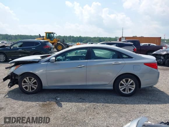 ✅ 2011 Hyundai Sonata GLS • VIN: 5NPEB4AC5BH022937 • Lot: 42829596. Listed on IAAI with 193,507 mi. Free auction sales archive from the USA and detailed vehicle history report at DreamBid. Image 14.