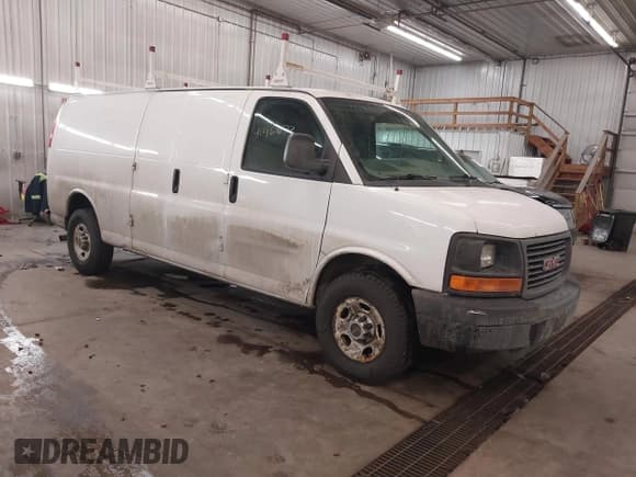 ✅ 2015 GMC Savana • VIN: 1GTZ7UCFXF1167771 • Lot: 41468173. Wystawiony na IAAI z przebiegiem 155 566 mil. Bezpłatny archiwum sprzedaży aukcyjnych z USA i szczegółowy raport historii pojazdu na DreamBid. Zdjęcie 1.