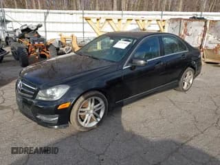 ✅ 2014 Mercedes-Benz C 300 Sport • VIN: WDDGF8AB6ER319441 • Lot: 43757984. Wystawiony na IAAI z przebiegiem 115 827 mil. Bezpłatny archiwum sprzedaży aukcyjnych z USA i szczegółowy raport historii pojazdu na DreamBid. Zdjęcie 2.