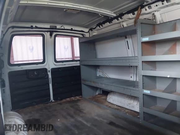 ✅ 2014 Chevrolet Express Cargo • VIN: 1GCWGFCA6E1198422 • Lot: 43923610. Wystawiony na IAAI z przebiegiem 187 505 mil. Bezpłatny archiwum sprzedaży aukcyjnych z USA i szczegółowy raport historii pojazdu na DreamBid. Zdjęcie 8.