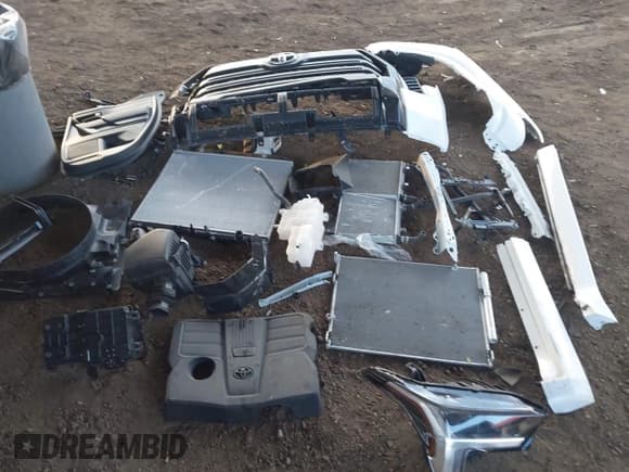 ✅ 2025 Toyota Tundra SR • VIN: 5TFKB5AA1SX048933 • Lot: 43684190. Listed on IAAI with 9,895 mi. Free auction sales archive from the USA and detailed vehicle history report at DreamBid. Image 12.