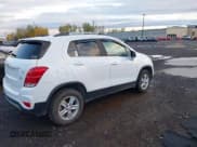 ✅ 2020 Chevrolet Trax LT • VIN: KL7CJPSB1LB322251 • Lot: 43514996. Wystawiony na IAAI z przebiegiem 61 307 mil. Bezpłatny archiwum sprzedaży aukcyjnych z USA i szczegółowy raport historii pojazdu na DreamBid. Zdjęcie 4.