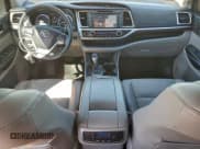 ✅ 2016 Toyota Highlander Limited • VIN: 5TDYKRFH2GS182029 • Lot: 91230765. Listed on Copart with 165,719 mi. Free auction sales archive from the USA and detailed vehicle history report at DreamBid. Image 8.