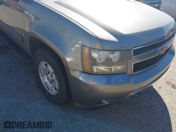 ✅ 2009 Chevrolet Suburban 2LT • VIN: 1GNFC26J99R235560 • Lot: 43592130. Wystawiony na IAAI z przebiegiem 247 759 mil. Bezpłatny archiwum sprzedaży aukcyjnych z USA i szczegółowy raport historii pojazdu na DreamBid. Zdjęcie 6.