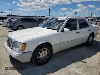 ✅ 1994 Mercedes-Benz E 320 • VIN: WDBEA32E5RC048522 • Lot: 47426734. Wystawiony na Copart z przebiegiem 84 760 mil. Bezpłatny archiwum sprzedaży aukcyjnych z USA i szczegółowy raport historii pojazdu na DreamBid. Zdjęcie 1.
