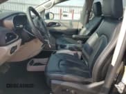 ✅ 2023 Chrysler Pacifica Touring L • VIN: 2C4RC3BG0PR501772 • Lot: 68432945. Wystawiony na Copart z przebiegiem 41 296 mil. Bezpłatny archiwum sprzedaży aukcyjnych z USA i szczegółowy raport historii pojazdu na DreamBid. Zdjęcie 7.