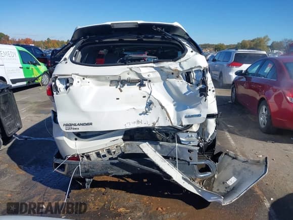 ✅ 2017 Toyota Highlander Limited Platinum • VIN: 5TDYZRFH5HS218017 • Lot: 43569903. Listed on IAAI with 221,162 mi. Free auction sales archive from the USA and detailed vehicle history report at DreamBid. Image 17.