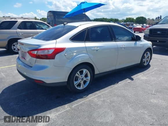 ✅ 2014 Ford Focus SE • VIN: 1FADP3F28EL274811 • Lot: 43014720. Wystawiony na IAAI z przebiegiem 99 857 mil. Bezpłatny archiwum sprzedaży aukcyjnych z USA i szczegółowy raport historii pojazdu na DreamBid. Zdjęcie 4.